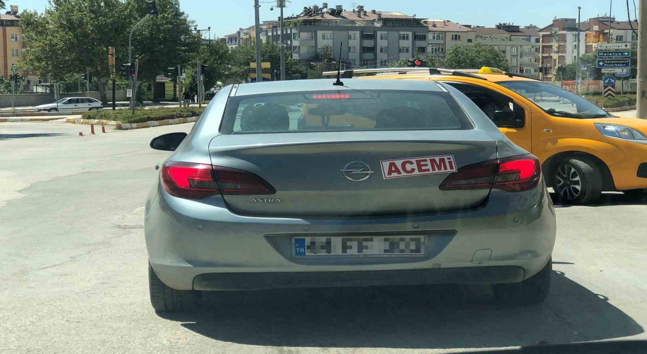 Aracının arkasına ‘acemi yazıp trafiğe çıktı
