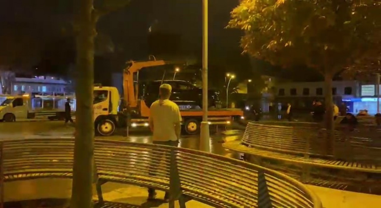 Aracıyla süs havuzuna girdi: Alkollü sürücü navigasyonu suçladı