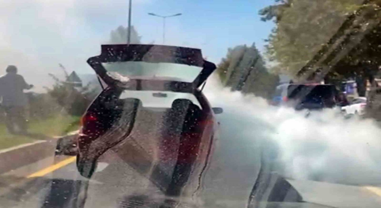 Araçtan çıkan dumanlar itfaiyeyi alarma geçirdi