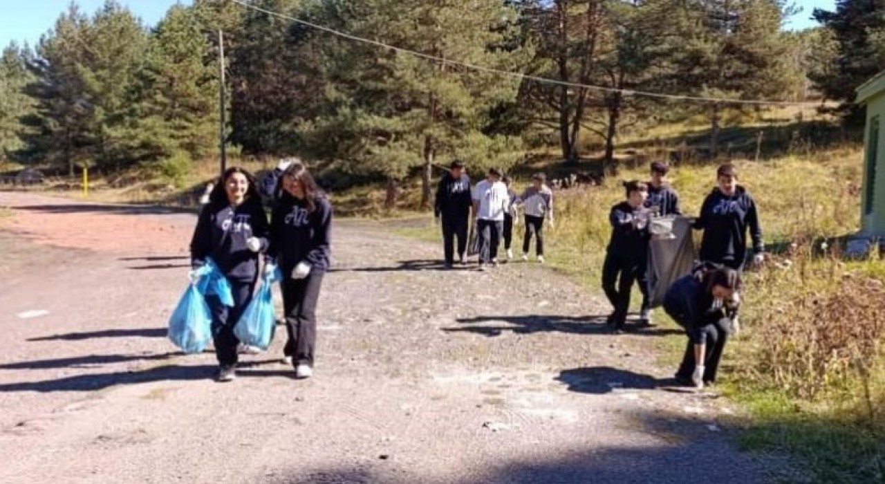 Ardahanda öğrenciler orman temizledi