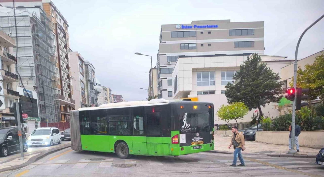 Arıza yapan halk otobüsü yolu kapattı