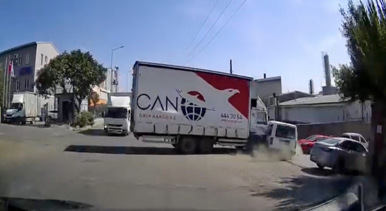 Arnavutköyde aksiyon filmlerini aratmayan kaza: Kamyon araca çarptı, metrelerce sürükledi