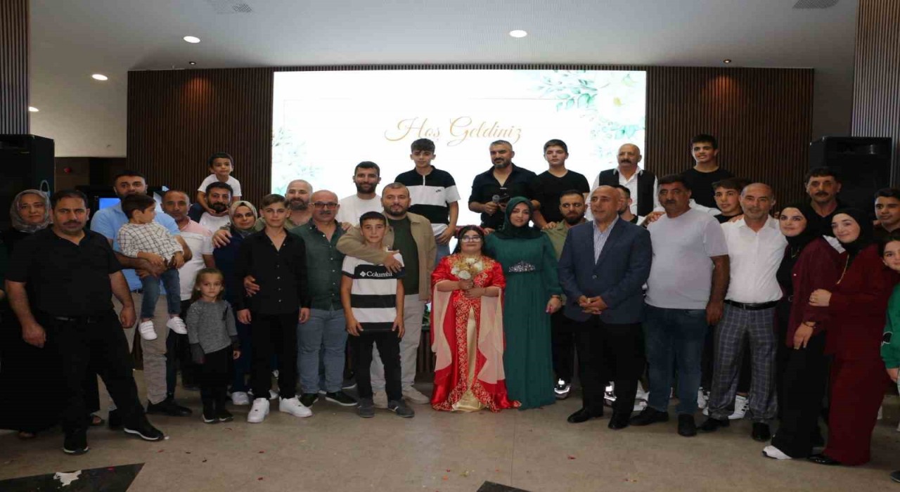 Arnavutköyde Dilanın hayali gerçek oldu: Down sendromlu genç kıza temsili düğün