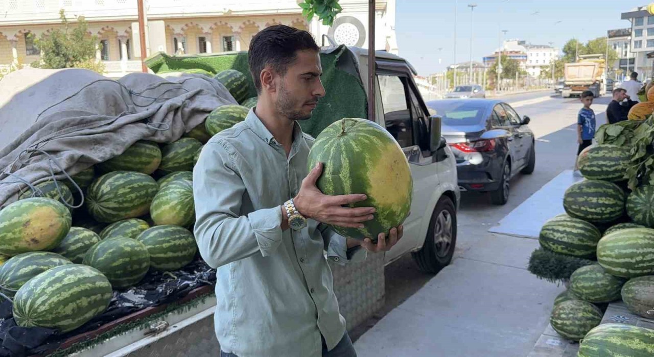 Arnavutköyde hırsız tezgahtan 15 karpuz çaldı: O anlar kamerada