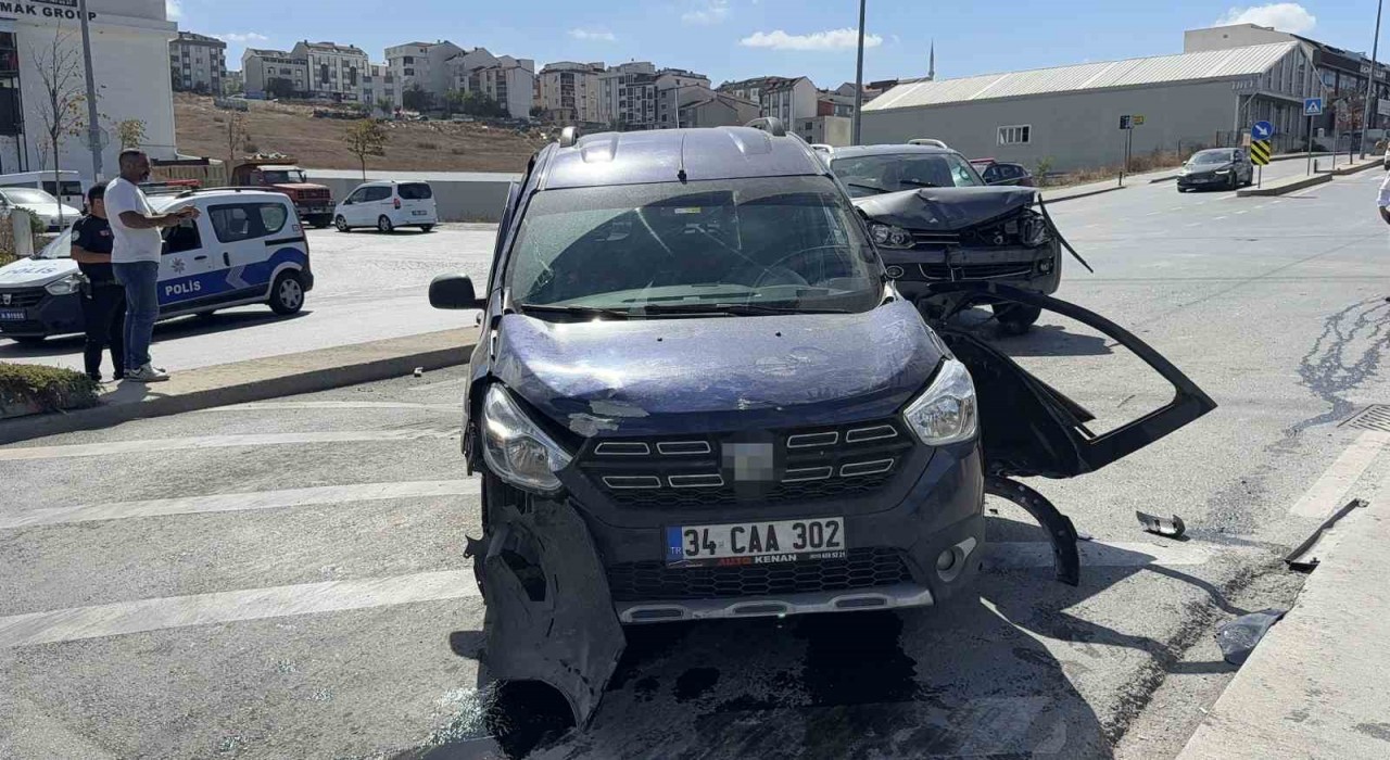 Arnavutköyde iki araç çarpıştı: 1 yaralı
