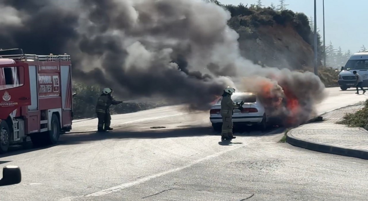 Arnavutköyde LPGli otomobil alev alev yandı