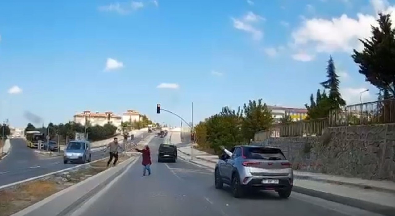 Arnavutköyde trafikte taşlı saldırı kamerada