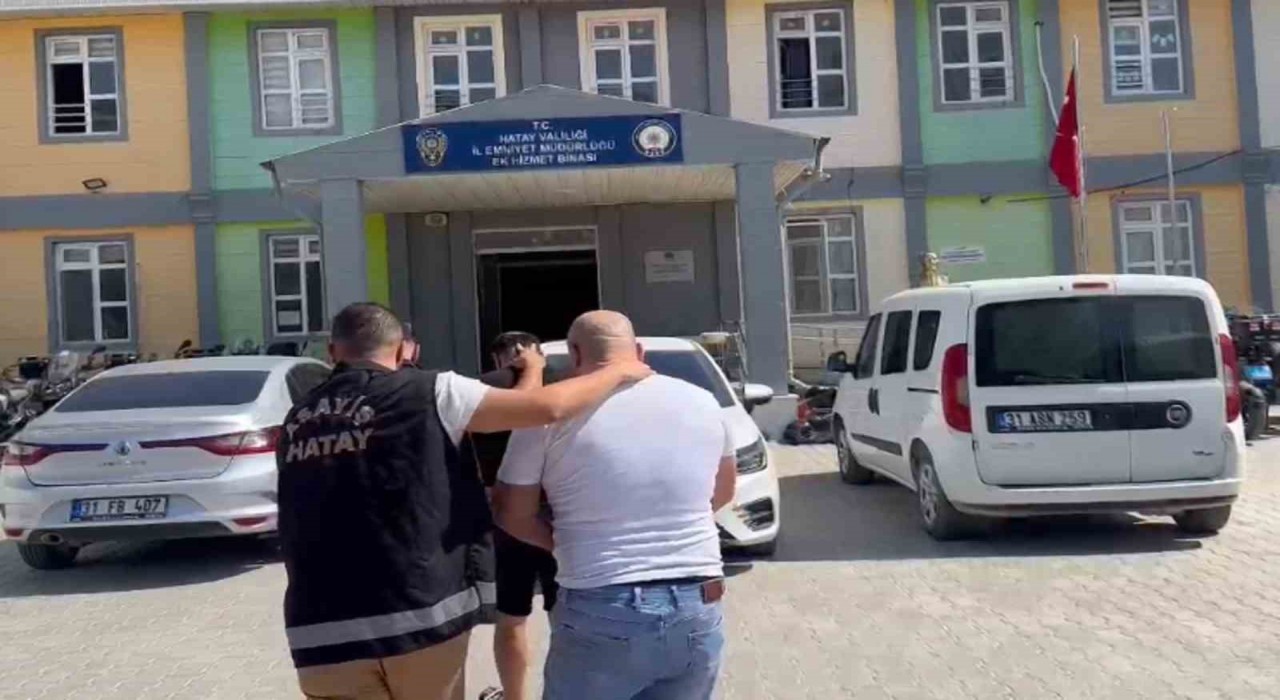 Arsuzda hapis cezası ile aranan 2 şahıs yakandı