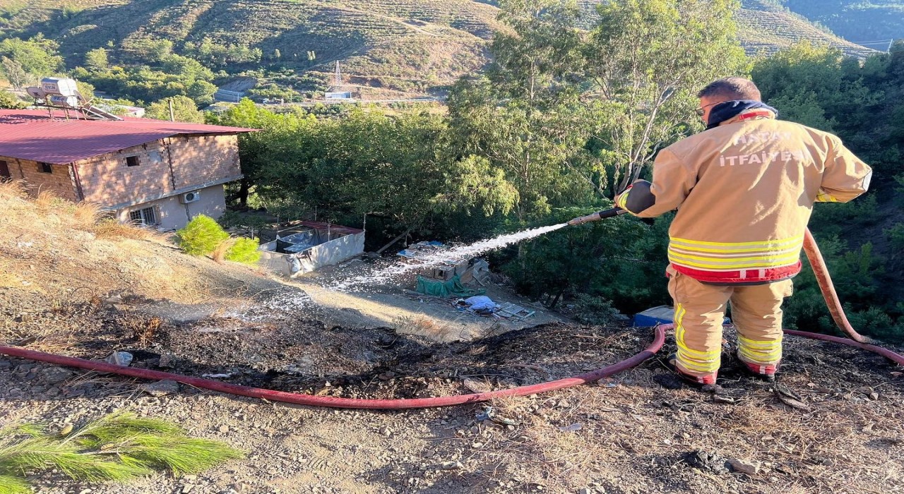 Arsuzda otluk alanda yangın