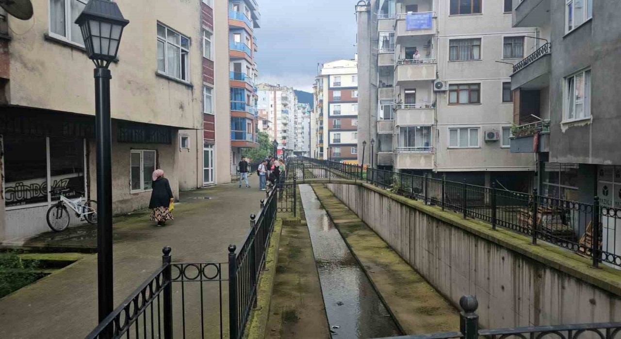 Artvinde 10 günlük bebek 5. kattan babasının kucağından düşerek hayatını kaybetti