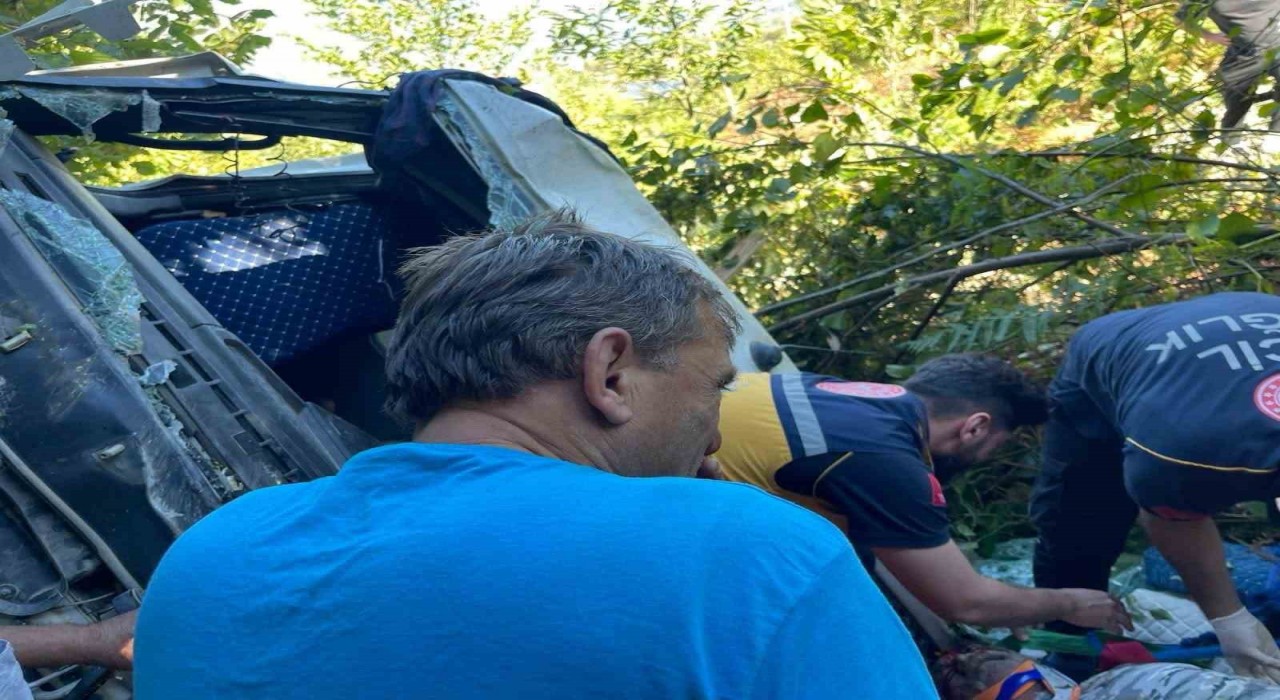 Artvinde beton mikseri uçuruma yuvarlandı: 1 yaralı