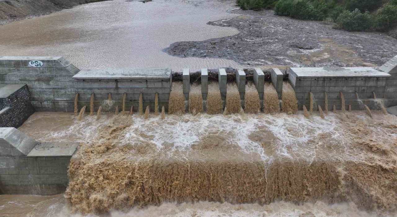Artvinde derelerdeki taşkın önlemleri can ve mal kaybını önledi