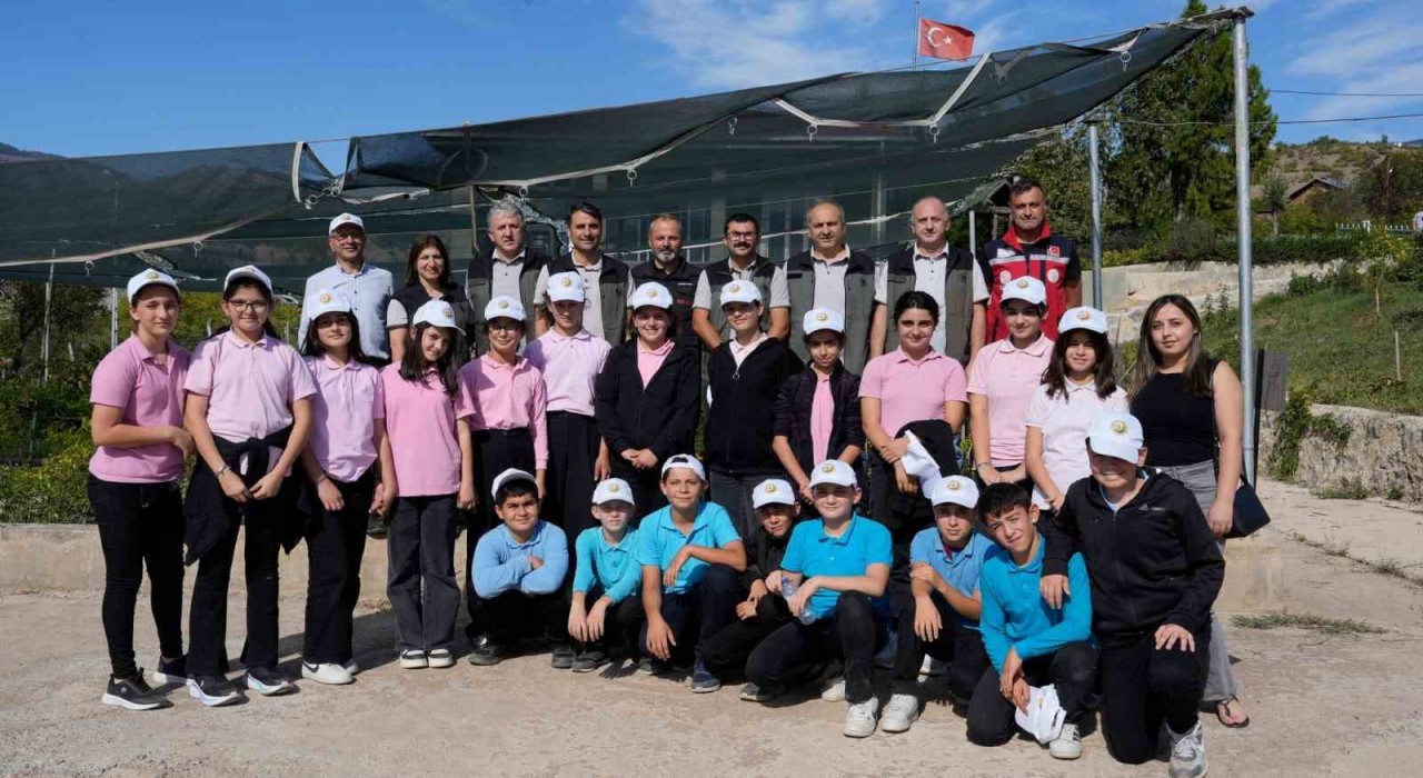 Artvinde öğrencilere fidan üretimi anlatıldı