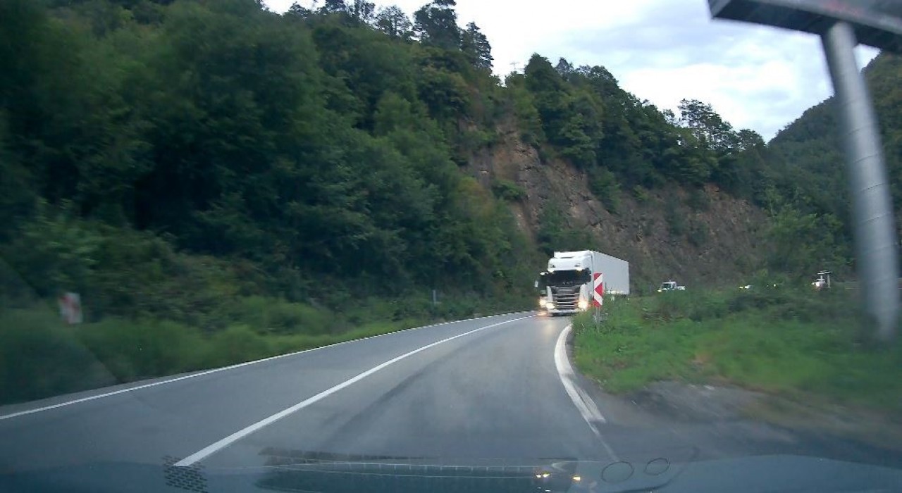 Artvinde tırın hatalı sollaması faciaya davetiye çıkardı