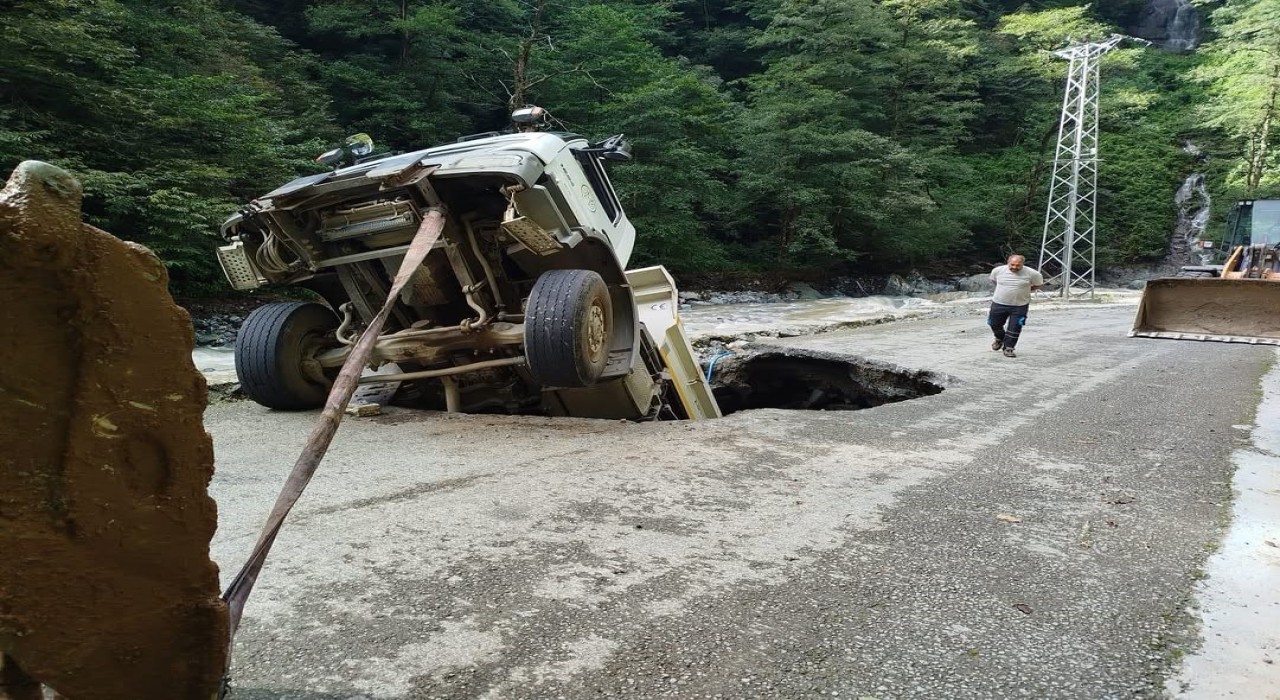 Artvinde yol onarım sırasında kamyon göçüğe düştü: 1 yaralı