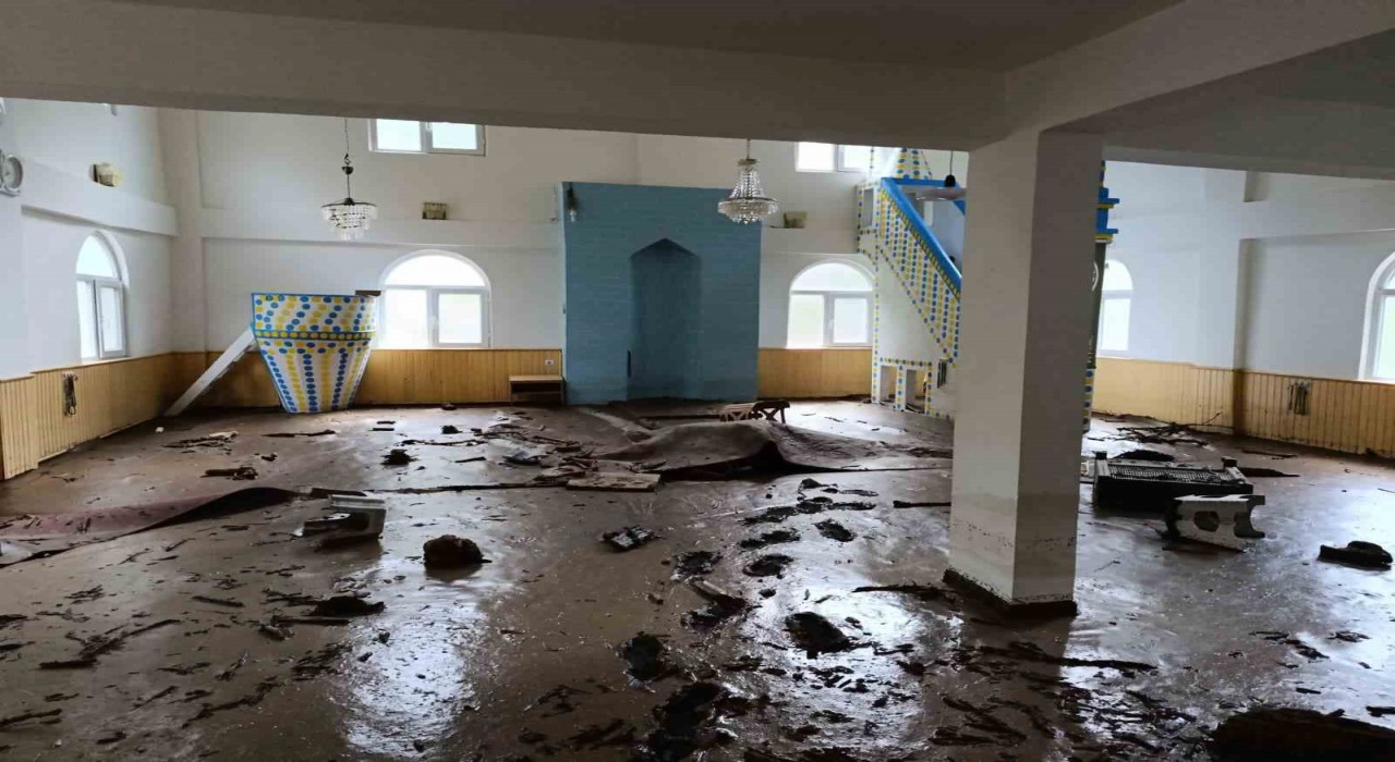 Artvinin Borçka ilçesindeki sel sonrası Karşıköy Camii çamur içinde kaldı
