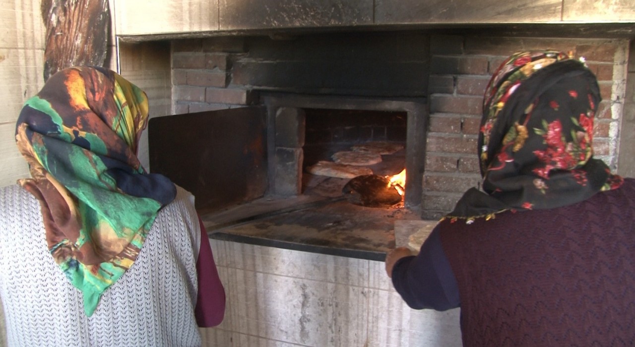 Asırlık gelenek dayanışma kültürünü yansıtıyor, kadınlar imece usulü ekmek yapıyor