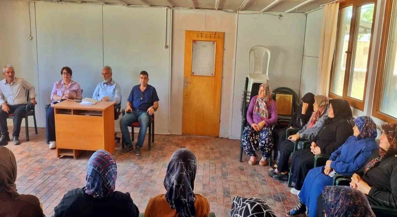 Aslanapada kadın çiftçilere kooperatif anlatıldı