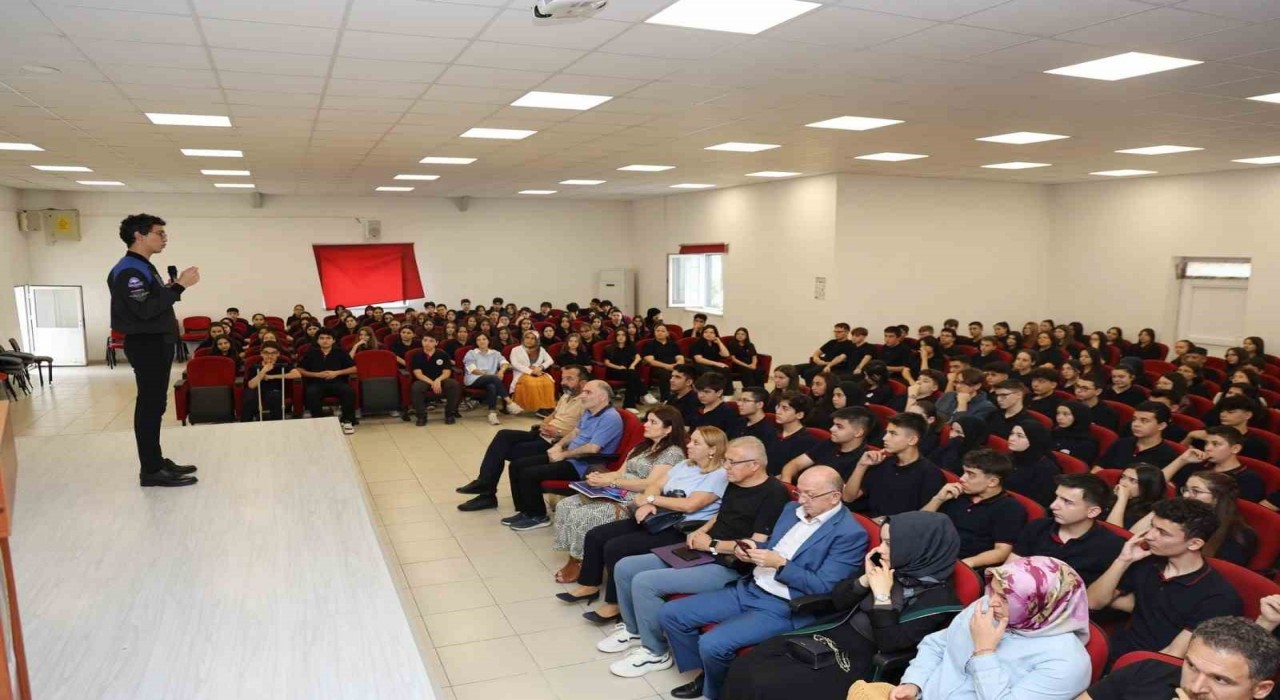 Astronot Atasever, öğrencilere deneyimlerinden bahsetti