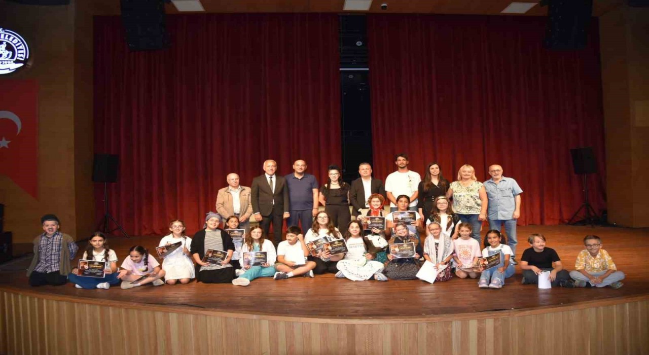 Atakum Belediyesi Tiyatro Bölümü öğrencileri, ilk kez seyirci karşısına çıktı