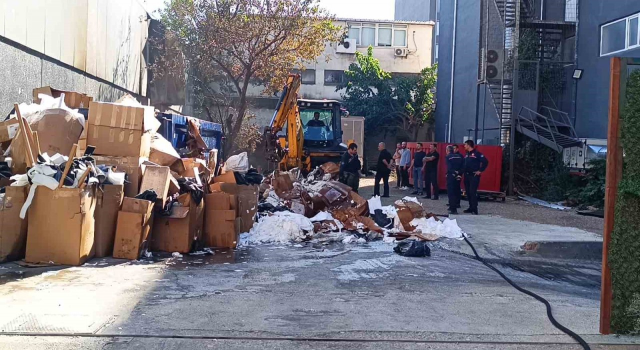 Ataşehirde fabrika bahçesinde yangın paniği