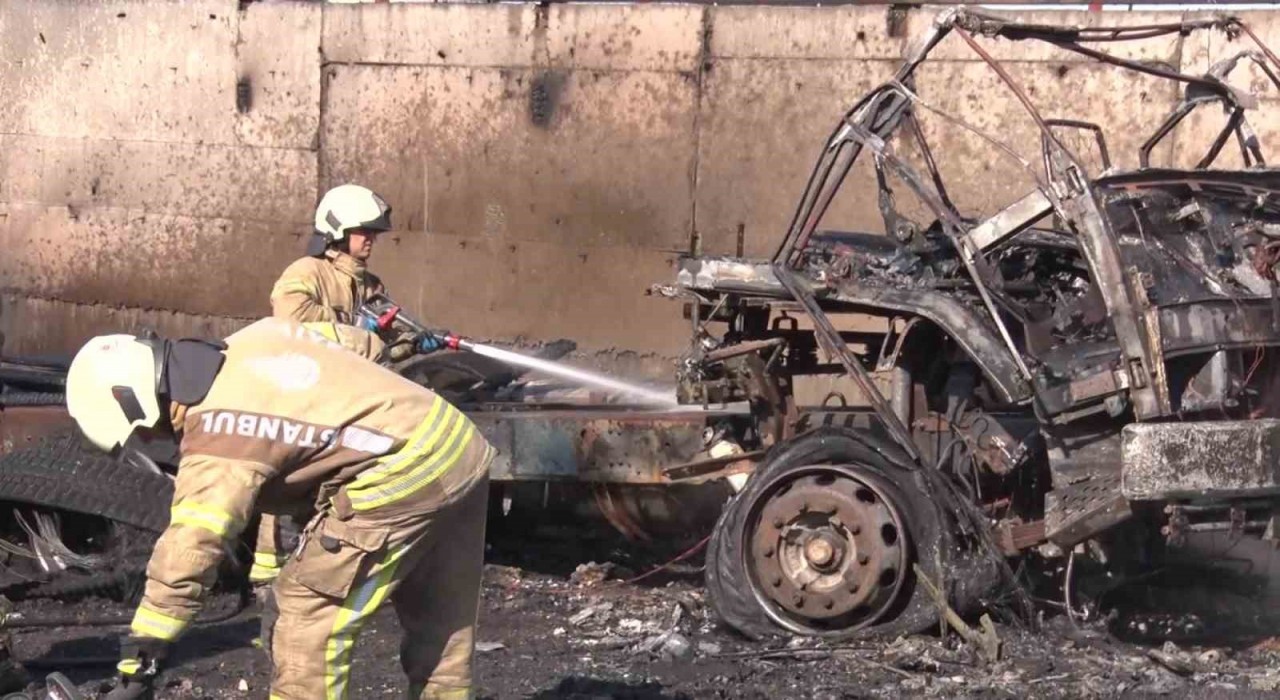 Ataşehirde park halindeki kamyon alev alev yandı