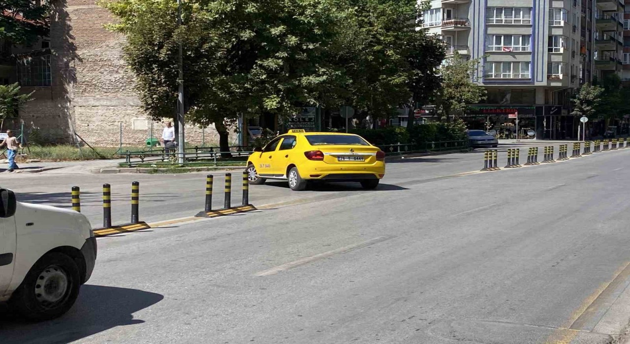 Atatürk Caddesinde trafik çilesi bitmiyor