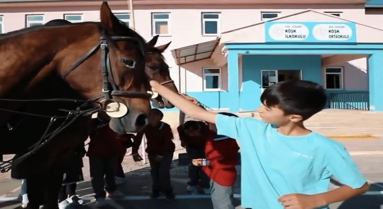 Atlı Jandarma timleri okul çevresinde devriye yaptı