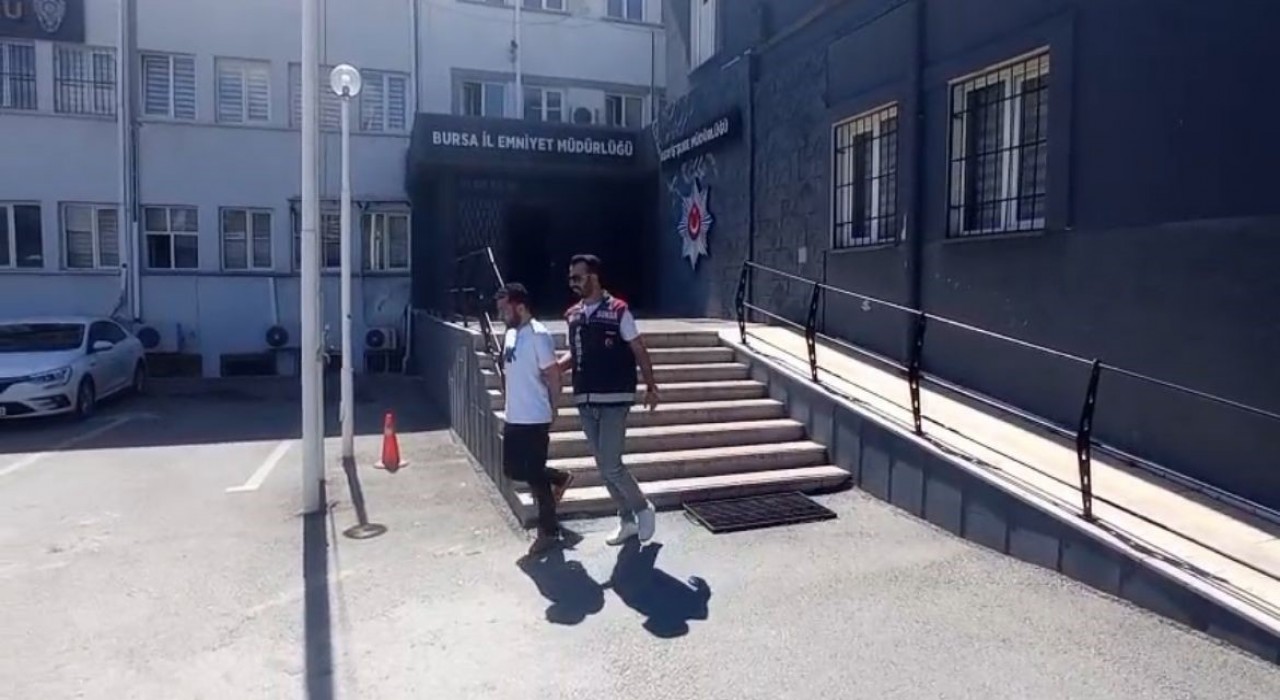 ATMye geleni sahte dekontla dolandırdı, polisten kaçamadı