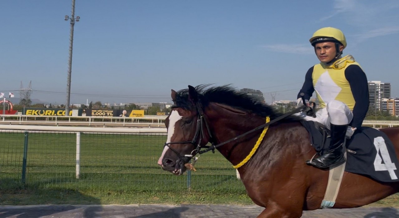 Attan düşen jokeyin yerine yarıştı birinci oldu