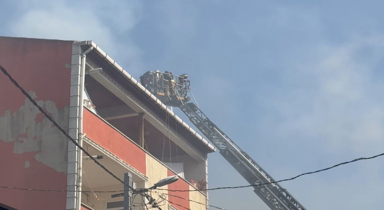 Avcılarda bir binanın çatısında çıkan yangın 3 binaya sıçradı