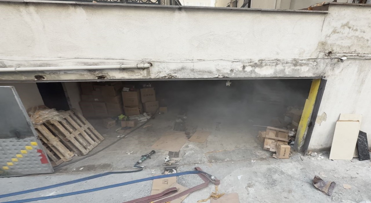 Avcılarda kozmetik deposunda yangın paniği