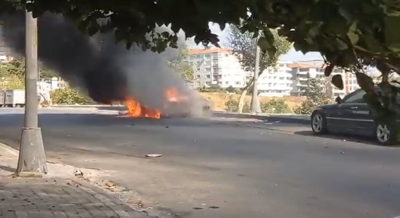 Avcılarda park halindeki otomobil alev topuna döndü