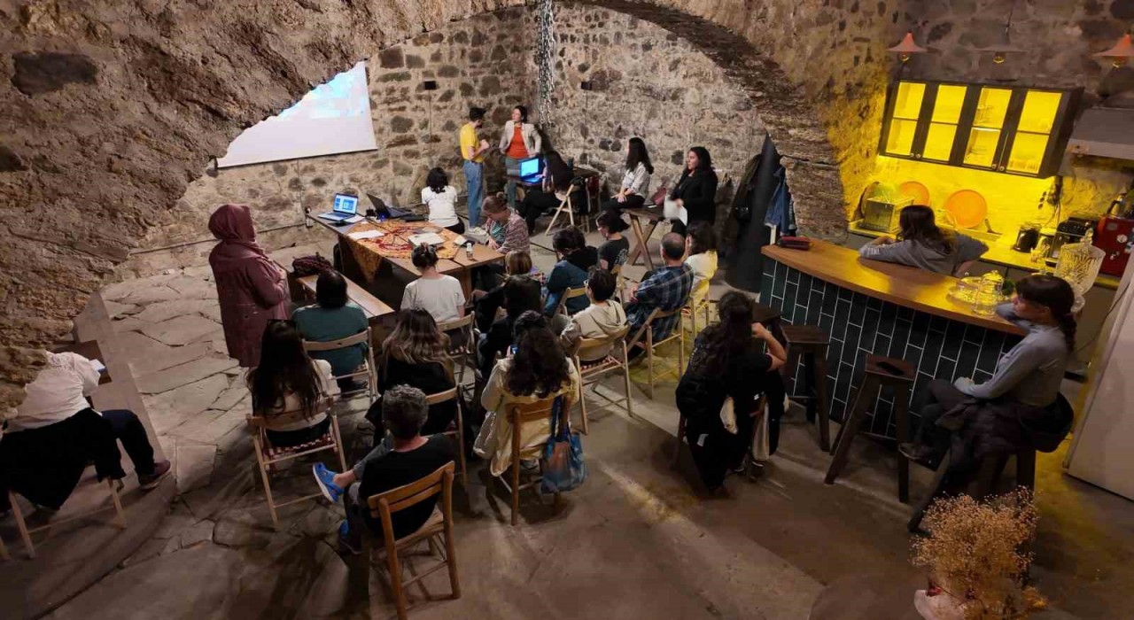 Avrupalı gençlerden Mudurnuda tarihe dokunuş