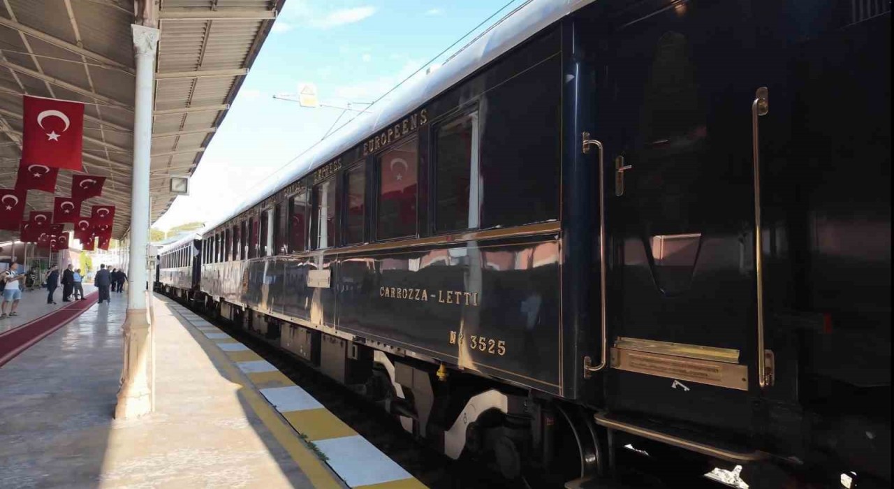 Avrupanın nostaljik treni rotasını yeniden Türkiyeye çevirdi: Orient Ekspres 1 Ekimde İstanbula ulaşacak