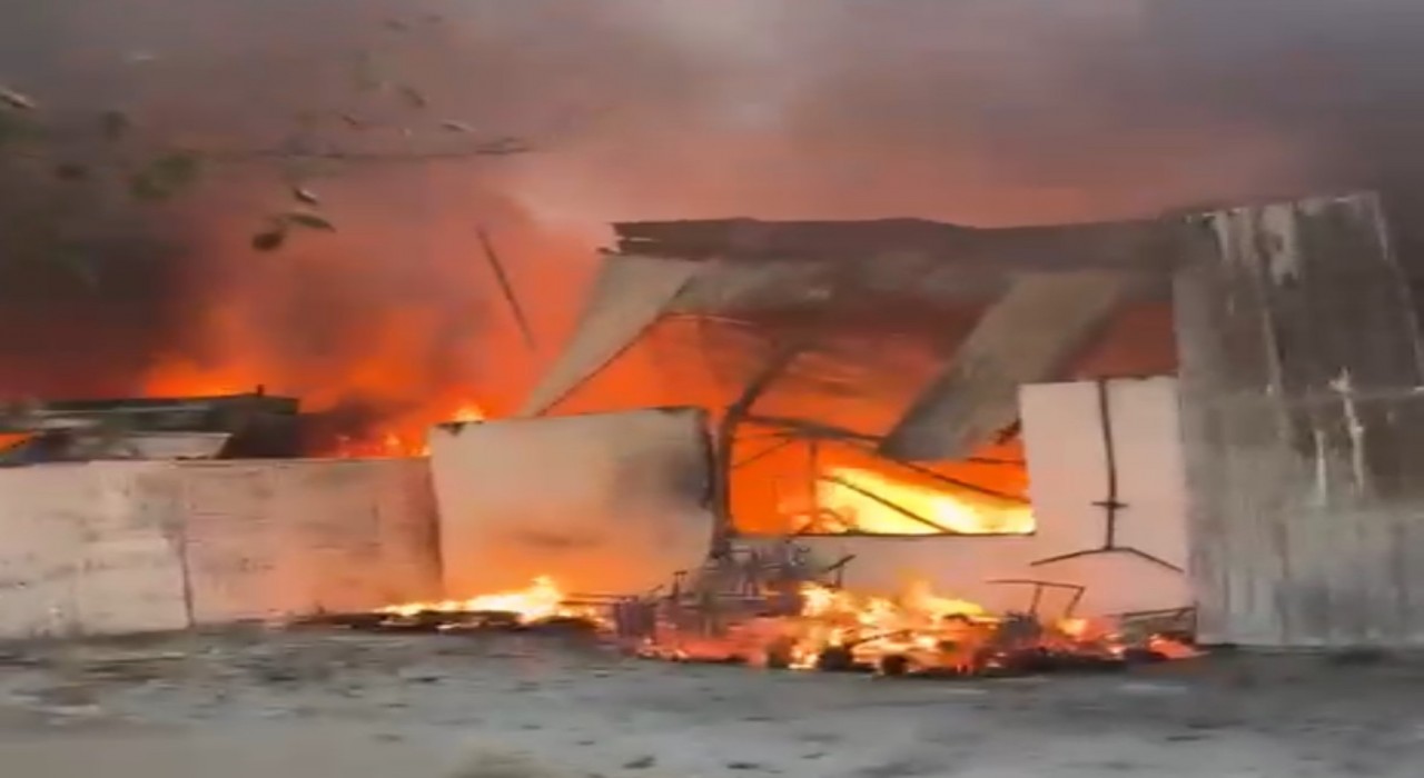 Avşa Adasında mobilya deposu yandı