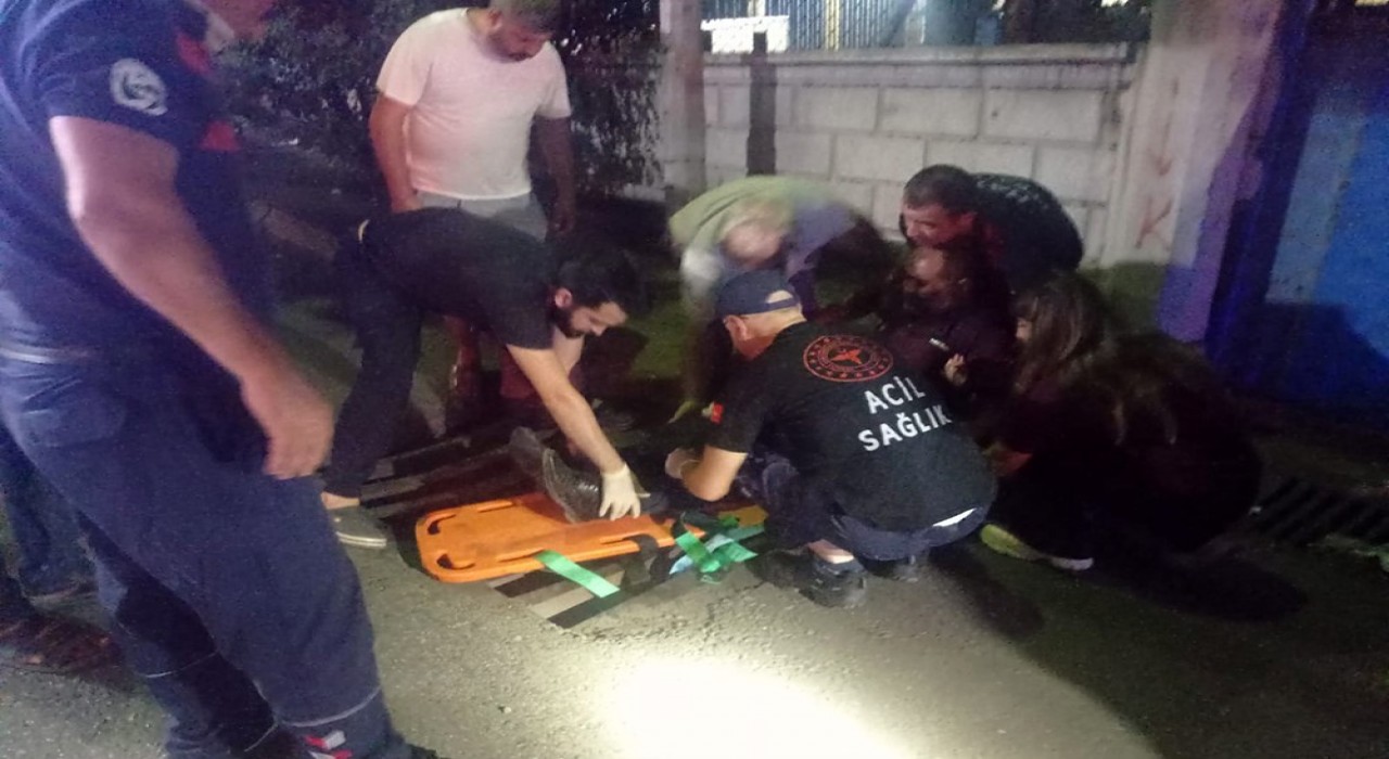 Ayağı mazgala sıkışan vatandaş kurtarıldı