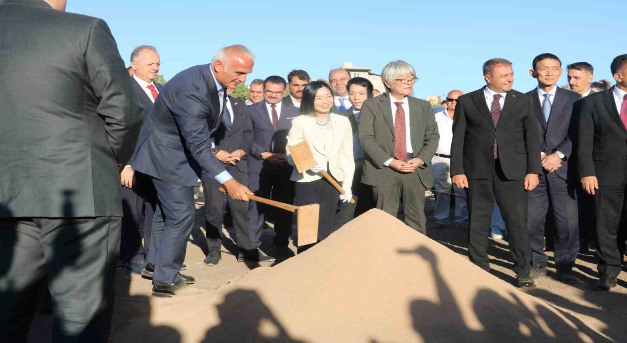 Ayanlar Höyükte kazı çalışmaları başladı: İlk kazmayı Japon Altes Prensesi Akiko Mikasa vurdu
