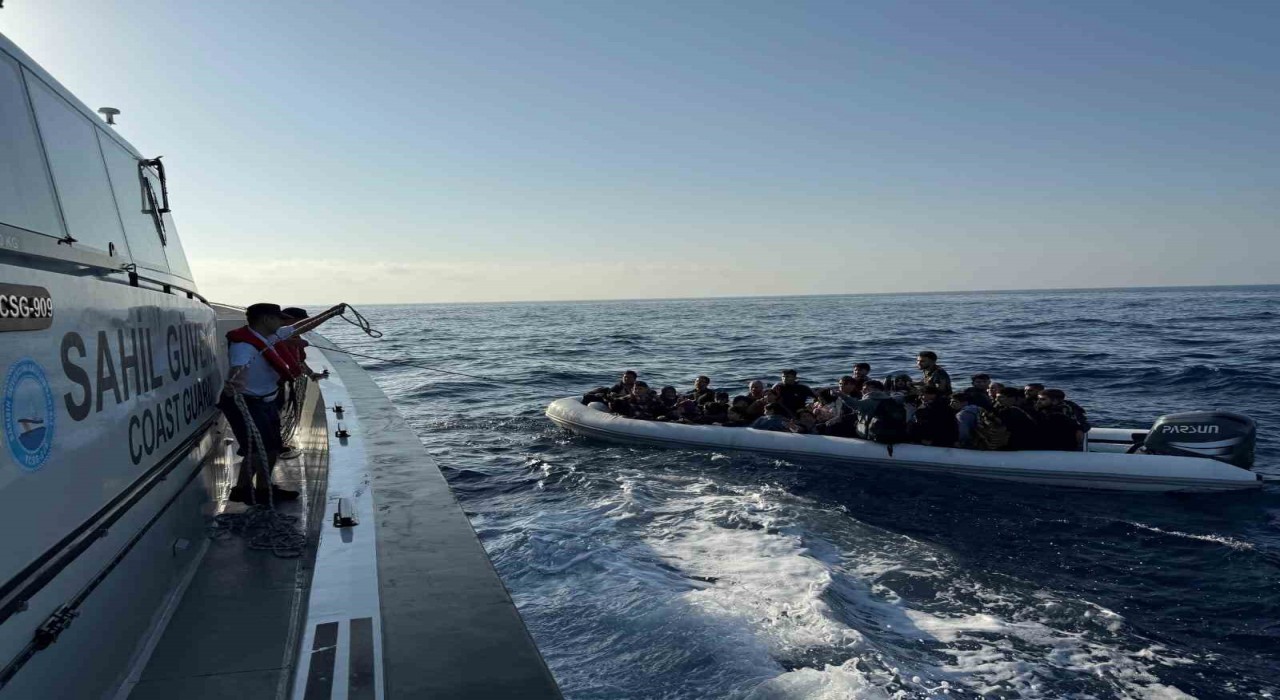 Aydında 28 düzensiz göçmen ve 1 göçmen kaçakçısı yakalandı