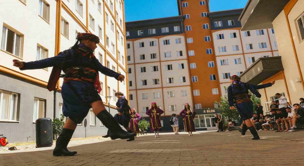 Aydında yurtlara gelen öğrenciler halk oyunları ile karşılandı