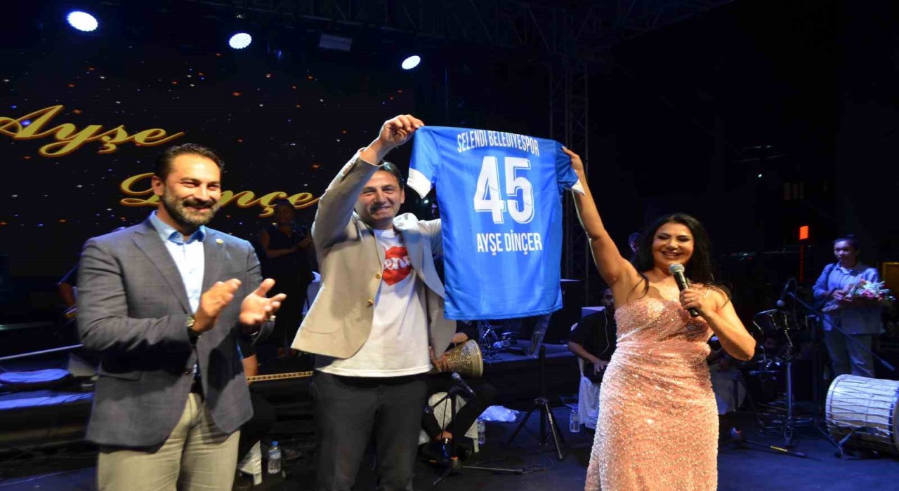 Ayşe Dinçer, Selendide binlerce vatandaşı coşturdu