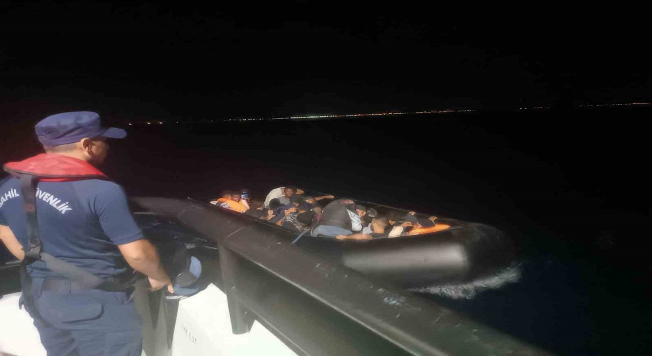 Ayvalık açıklarında 15 düzensiz göçmen yakalandı