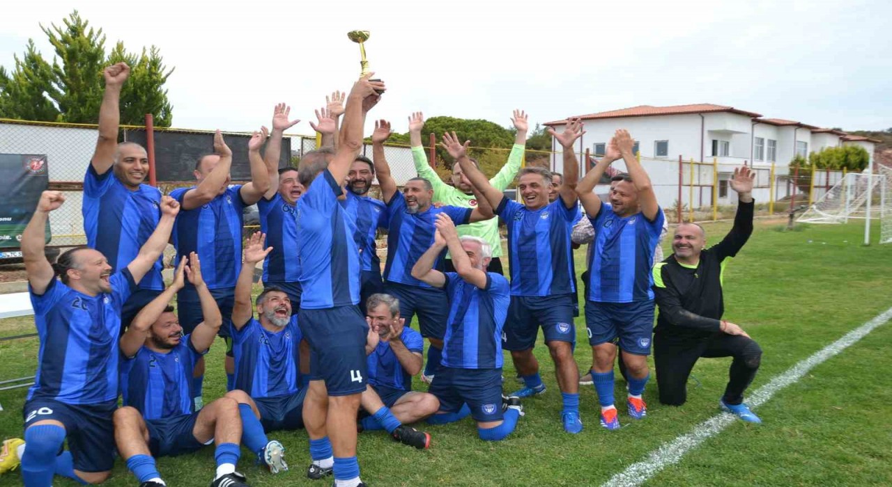 Ayvalıkta yapılan 8. Dostluk ve Kardeşlik Masterler Futbol Turnuvası tamamlandı