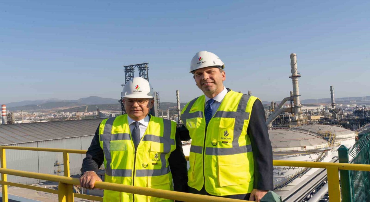 Azerbaycan Enerji Bakanı Şahbazov ve Bakan Bayraktar, SOCAR Türkiyenin Aliağadaki üretim sahasını ziyaret etti