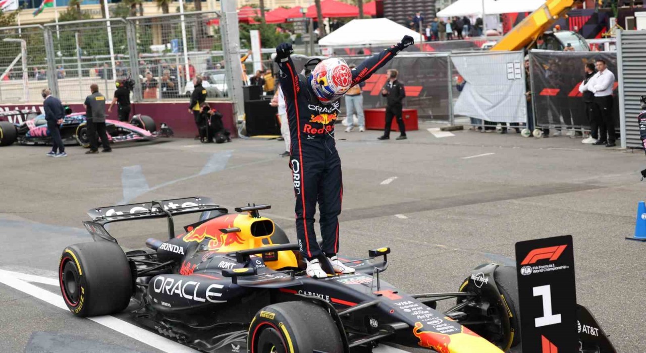 Azerbaycanda kazanan Max Verstappen
