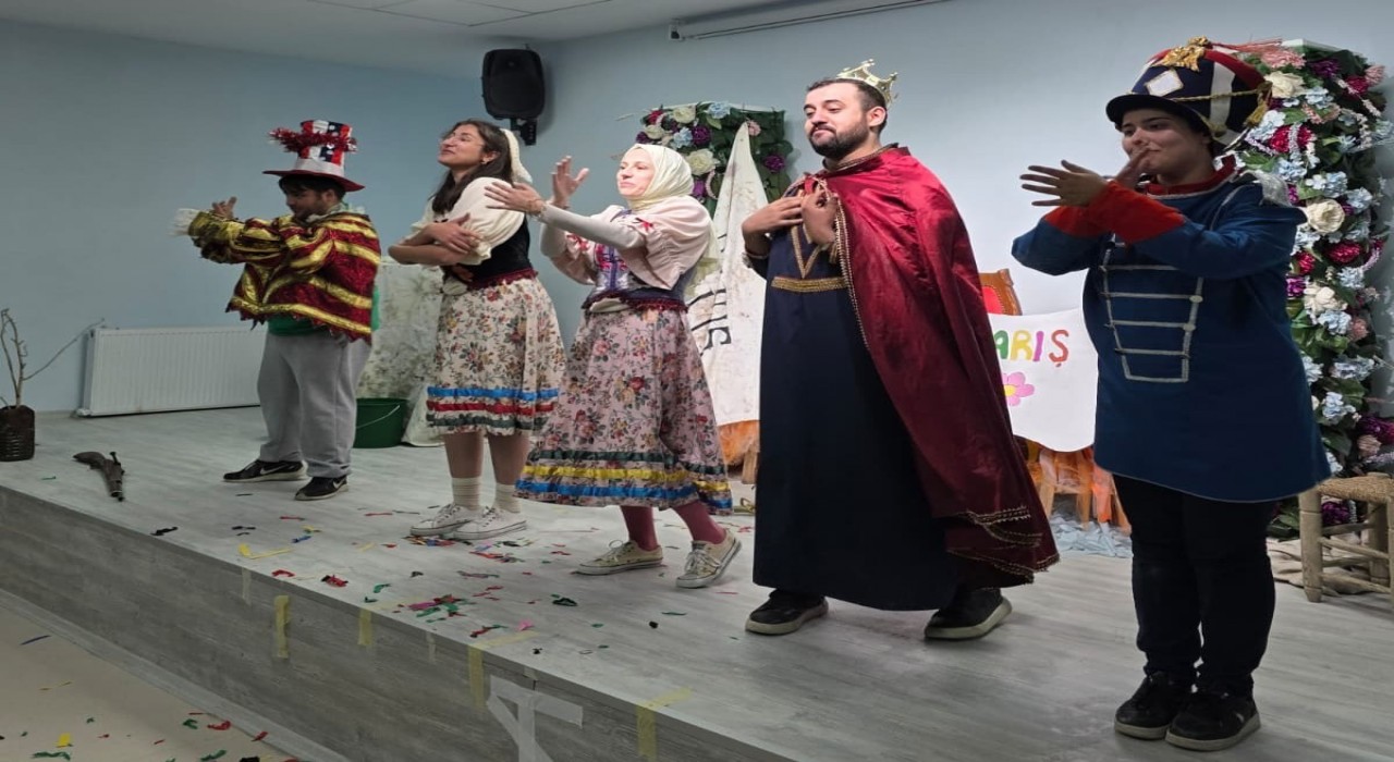 Aziziyede perde çocuklar için açılıyor; Kurşun Askerin Utancı yoğun ilgi görüyor