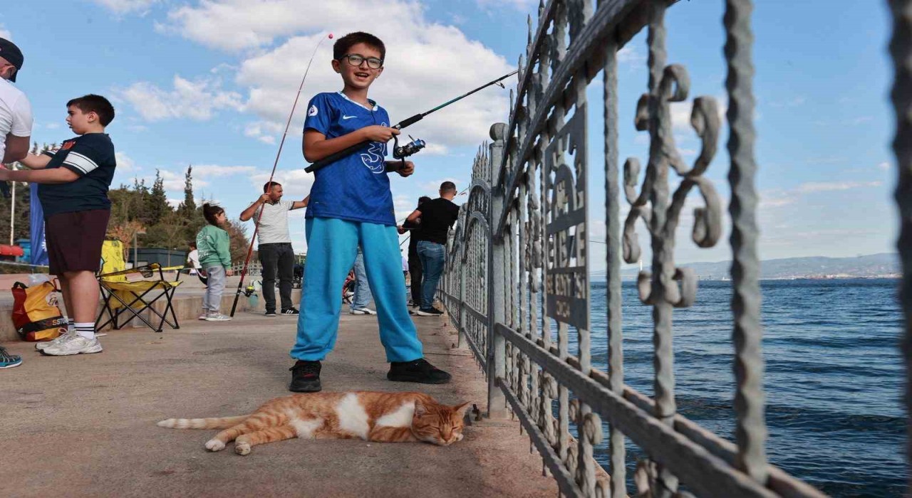 Babalar ve çocuklar oltalarını Eskihisarda denize attı