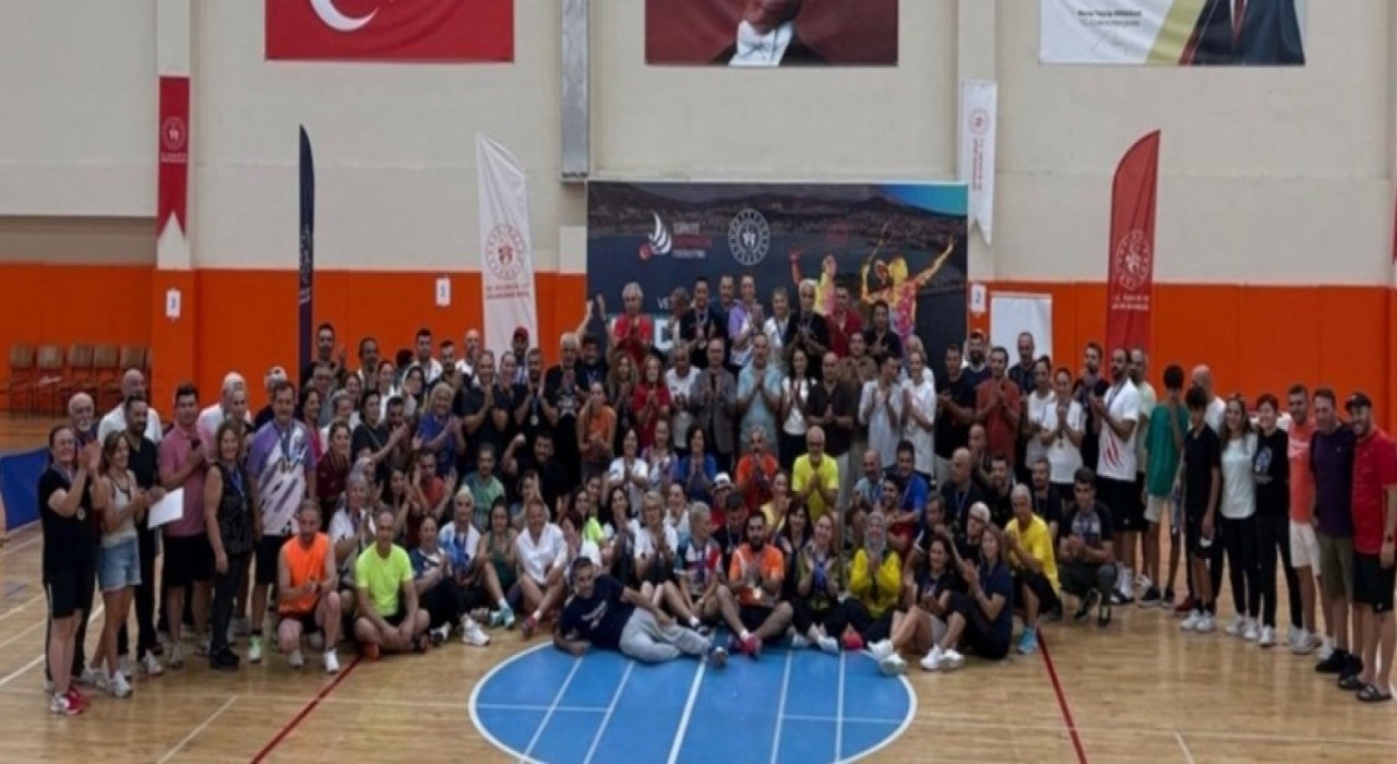 Badminton Veteranlar Türkiye Şampiyonası Kuşadasında tamamlandı