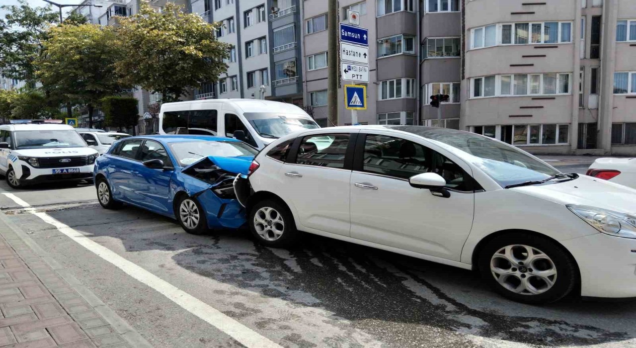 Bafrada avukat, boşanma aşamasındaki eşinin aracına çarptı: Kadın hastaneye kaldırıldı