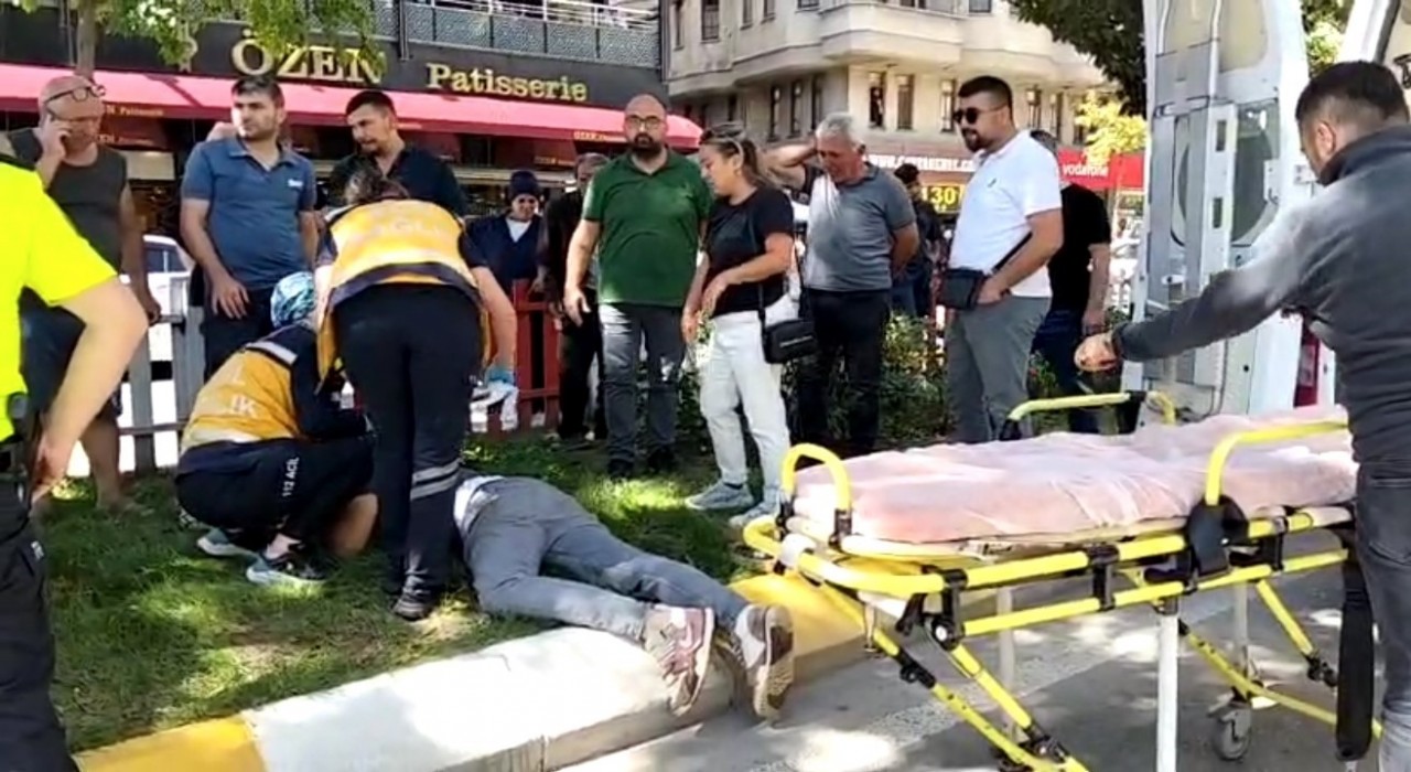 Bafrada yaya geçidinde kaza: 3 yaralı, kaza anı kamerada